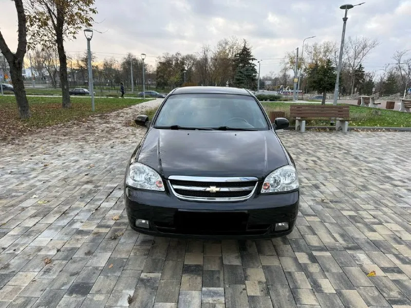 Продам chevrolet lacetti конец 2008 года куплено в 2009-м 1.6 механика пробег 151000 тыс родной, автомобиль в родной краске за исключением переднего левого крыла все стекло родные включай лобовое техническая часть в идеальном состоянии полностью все обслужено имеются заказ наряды! салон в идеальном состоянии никогда никто не курил комплектация с климатом задний парктроник четыре стеклоподъемника два комплекта ключей повторюсь машина в идеальном состоянии такую lacetti не часто встретишь осмотр город мариуполь цена 715000тыс по всем вопросам звоните +79497195733 - фотография - 2