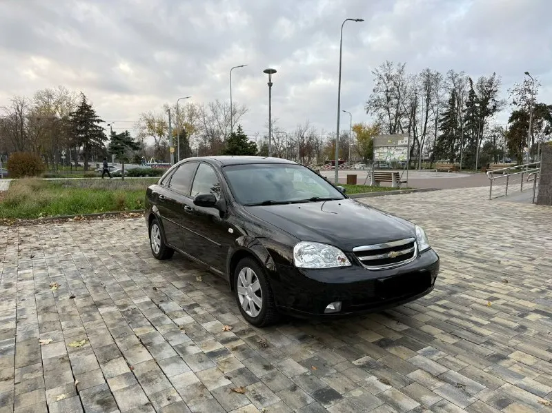 Продам chevrolet lacetti конец 2008 года куплено в 2009-м 1.6 механика пробег 151000 тыс родной, автомобиль в родной краске за исключением переднего левого крыла все стекло родные включай лобовое техническая часть в идеальном состоянии полностью все обслужено имеются заказ наряды! салон в идеальном состоянии никогда никто не курил комплектация с климатом задний парктроник четыре стеклоподъемника два комплекта ключей повторюсь машина в идеальном состоянии такую lacetti не часто встретишь осмотр город мариуполь цена 715000тыс по всем вопросам звоните +79497195733 - фотография - 3