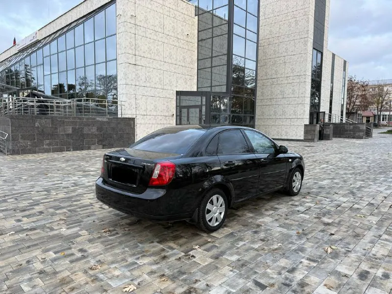 Продам chevrolet lacetti конец 2008 года куплено в 2009-м 1.6 механика пробег 151000 тыс родной, автомобиль в родной краске за исключением переднего левого крыла все стекло родные включай лобовое техническая часть в идеальном состоянии полностью все обслужено имеются заказ наряды! салон в идеальном состоянии никогда никто не курил комплектация с климатом задний парктроник четыре стеклоподъемника два комплекта ключей повторюсь машина в идеальном состоянии такую lacetti не часто встретишь осмотр город мариуполь цена 715000тыс по всем вопросам звоните +79497195733 - фотография - 6