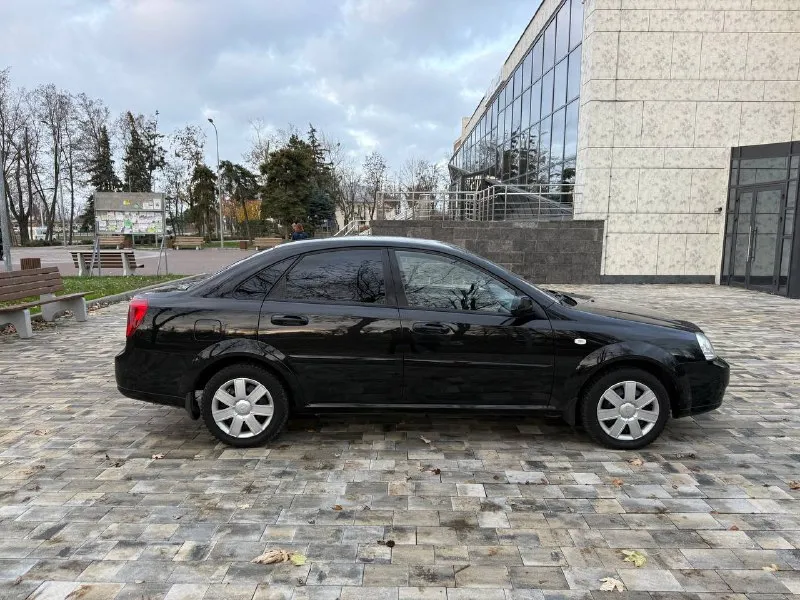 Продам chevrolet lacetti конец 2008 года куплено в 2009-м 1.6 механика пробег 151000 тыс родной, автомобиль в родной краске за исключением переднего левого крыла все стекло родные включай лобовое техническая часть в идеальном состоянии полностью все обслужено имеются заказ наряды! салон в идеальном состоянии никогда никто не курил комплектация с климатом задний парктроник четыре стеклоподъемника два комплекта ключей повторюсь машина в идеальном состоянии такую lacetti не часто встретишь осмотр город мариуполь цена 715000тыс по всем вопросам звоните +79497195733 - фотография - 7
