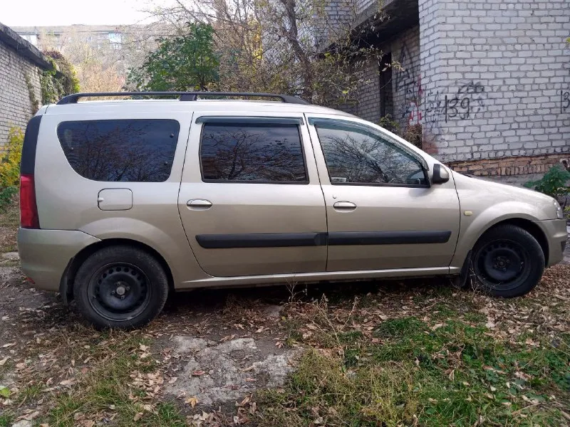 Dacia logan mcv 2009 г. в. 7 мест. (та же лада ларгус. ) газ/бензин. пробег 250000т. двигатель 16кл. рено k4m. состояние для своих лет нормальное. замена грм произведена 2000km назад. автомобиль личный (владелец с 2021г), езжу каждый день. цена 600000т. р. торг у капота. переоформление. макеевка +79493936100 - фотография - 3