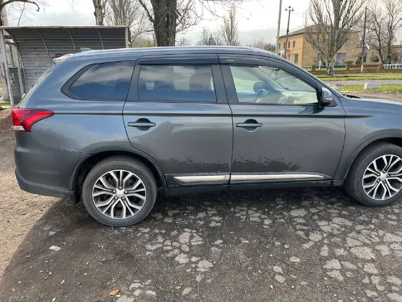 В продаже митсубиси аутлендер 2017г. в. 2.0л вариатор 4wd. продажа от собственника. техническое и внешнее состояние на отлично, обслужен. кузов ровный без окрасов, зеленая автотека, юридически чист и без залогов (документы на руках), на российском учете, куплен у дилера. по комплектации есть все для комфортной езды. цена 1920000, торг уместен у автомобиля и в разумном отношении. дополнительная информация по тел:+79490371318 - фотография - 10