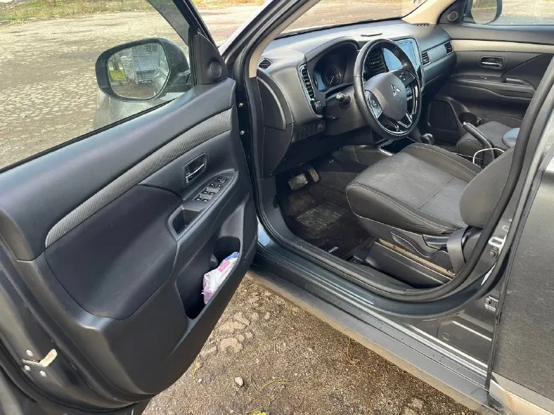 В продаже митсубиси аутлендер 2017г. в. 2.0л вариатор 4wd. продажа от собственника. техническое и внешнее состояние на отлично, обслужен. кузов ровный без окрасов, зеленая автотека, юридически чист и без залогов (документы на руках), на российском учете, куплен у дилера. по комплектации есть все для комфортной езды. цена 1920000, торг уместен у автомобиля и в разумном отношении. дополнительная информация по тел:+79490371318 - фотография - 3