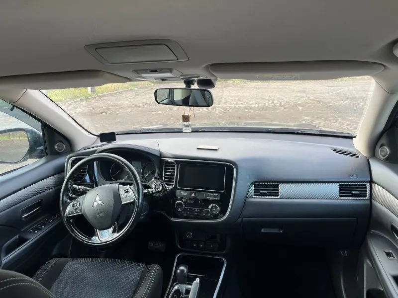 В продаже митсубиси аутлендер 2017г. в. 2.0л вариатор 4wd. продажа от собственника. техническое и внешнее состояние на отлично, обслужен. кузов ровный без окрасов, зеленая автотека, юридически чист и без залогов (документы на руках), на российском учете, куплен у дилера. по комплектации есть все для комфортной езды. цена 1920000, торг уместен у автомобиля и в разумном отношении. дополнительная информация по тел:+79490371318 - фотография - 4