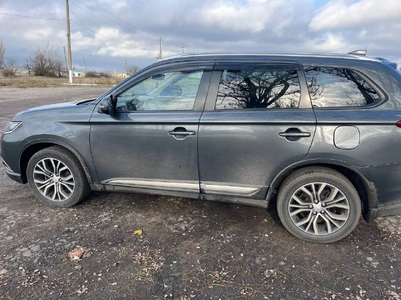 В продаже митсубиси аутлендер 2017г. в. 2.0л вариатор 4wd. продажа от собственника. техническое и внешнее состояние на отлично, обслужен. кузов ровный без окрасов, зеленая автотека, юридически чист и без залогов (документы на руках), на российском учете, куплен у дилера. по комплектации есть все для комфортной езды. цена 1920000, торг уместен у автомобиля и в разумном отношении. дополнительная информация по тел:+79490371318 - фотография - 9