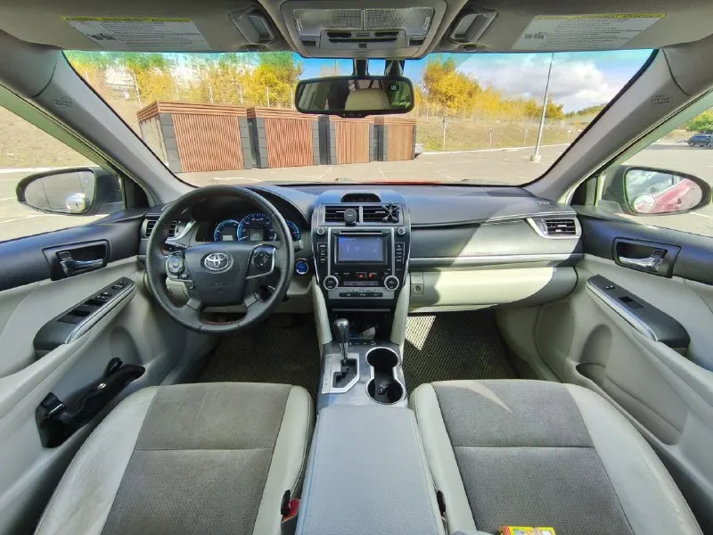 Toyota camry 50 hybrid 2012 год бензиновый, 2.5 hibrid пробег: 91.000 миль комбинированный салон кожа+алькантара электро регулировка сидений комплектация: датчики света, электро регулировка зеркал, климат-контроль, сенсорный монитор с bluetooth, круиз-контроль, мульти руль. цена 1530000р телефон +79493361131 📞 звоните: +7(949)3361131 - фотография - 5