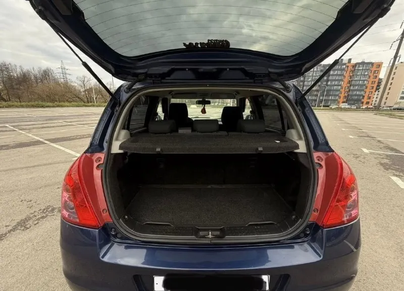 Suzuki swift 5d 1.5 at 2wd gla, 2009 цена: 695000 (торг) тел. для связи/tg: +79598011894 продам suzuki свифт, в хорошем состоянии, гаражное хранение. по документам все чисто. 3 владельца. пробег родной 110000 км. цепной двигатель 1.5. масло не есть вообще. коробка передач - полноценный автомат, а не робот, как на 1.3 ставился. кузов ровный, хороший, остекление заводское, кроме лобового, его меняли в 2022 году из-за трещины. дно и пороги целые, без ржавчины и дыр. двигатель работает хорошо, не дымит, масло не жрет, тяга отличная, масло и все фильтра только заменил. коробка все передачи включает без проблем, во всех режимах работает хорошо. подвеска не гремит, не стучит, хорошо держит дорогу. салон чистый, аккуратный, соответствует пробегу. комплектация: гидроусилитель руля, электрорегулировка зеркал с подогревом, электрокорректор фар, подогрев сидений, кондиционер. стоит хорошая дорогая мультимедиа tayes cc3l с камерой заднего вида. подключена правильно к мультирулю, все 📞 звоните: +7(959)8011894 - фотография - 10