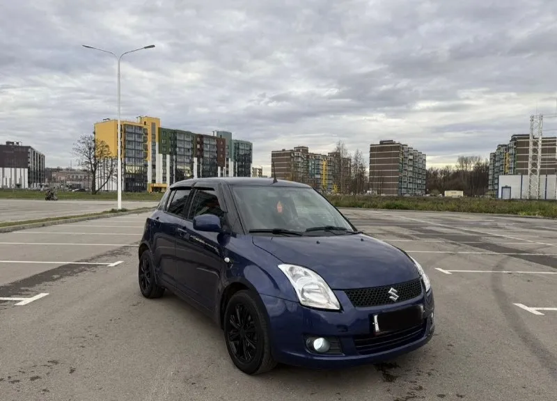 Suzuki swift 5d 1.5 at 2wd gla, 2009 цена: 695000 (торг) тел. для связи/tg: +79598011894 продам suzuki свифт, в хорошем состоянии, гаражное хранение. по документам все чисто. 3 владельца. пробег родной 110000 км. цепной двигатель 1.5. масло не есть вообще. коробка передач - полноценный автомат, а не робот, как на 1.3 ставился. кузов ровный, хороший, остекление заводское, кроме лобового, его меняли в 2022 году из-за трещины. дно и пороги целые, без ржавчины и дыр. двигатель работает хорошо, не дымит, масло не жрет, тяга отличная, масло и все фильтра только заменил. коробка все передачи включает без проблем, во всех режимах работает хорошо. подвеска не гремит, не стучит, хорошо держит дорогу. салон чистый, аккуратный, соответствует пробегу. комплектация: гидроусилитель руля, электрорегулировка зеркал с подогревом, электрокорректор фар, подогрев сидений, кондиционер. стоит хорошая дорогая мультимедиа tayes cc3l с камерой заднего вида. подключена правильно к мультирулю, все 📞 звоните: +7(959)8011894 - фотография - 2