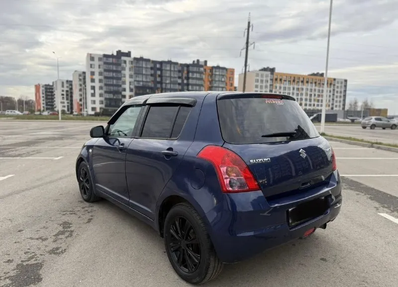 Suzuki swift 5d 1.5 at 2wd gla, 2009 цена: 695000 (торг) тел. для связи/tg: +79598011894 продам suzuki свифт, в хорошем состоянии, гаражное хранение. по документам все чисто. 3 владельца. пробег родной 110000 км. цепной двигатель 1.5. масло не есть вообще. коробка передач - полноценный автомат, а не робот, как на 1.3 ставился. кузов ровный, хороший, остекление заводское, кроме лобового, его меняли в 2022 году из-за трещины. дно и пороги целые, без ржавчины и дыр. двигатель работает хорошо, не дымит, масло не жрет, тяга отличная, масло и все фильтра только заменил. коробка все передачи включает без проблем, во всех режимах работает хорошо. подвеска не гремит, не стучит, хорошо держит дорогу. салон чистый, аккуратный, соответствует пробегу. комплектация: гидроусилитель руля, электрорегулировка зеркал с подогревом, электрокорректор фар, подогрев сидений, кондиционер. стоит хорошая дорогая мультимедиа tayes cc3l с камерой заднего вида. подключена правильно к мультирулю, все 📞 звоните: +7(959)8011894 - фотография - 3