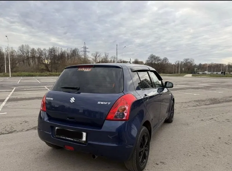 Suzuki swift 5d 1.5 at 2wd gla, 2009 цена: 695000 (торг) тел. для связи/tg: +79598011894 продам suzuki свифт, в хорошем состоянии, гаражное хранение. по документам все чисто. 3 владельца. пробег родной 110000 км. цепной двигатель 1.5. масло не есть вообще. коробка передач - полноценный автомат, а не робот, как на 1.3 ставился. кузов ровный, хороший, остекление заводское, кроме лобового, его меняли в 2022 году из-за трещины. дно и пороги целые, без ржавчины и дыр. двигатель работает хорошо, не дымит, масло не жрет, тяга отличная, масло и все фильтра только заменил. коробка все передачи включает без проблем, во всех режимах работает хорошо. подвеска не гремит, не стучит, хорошо держит дорогу. салон чистый, аккуратный, соответствует пробегу. комплектация: гидроусилитель руля, электрорегулировка зеркал с подогревом, электрокорректор фар, подогрев сидений, кондиционер. стоит хорошая дорогая мультимедиа tayes cc3l с камерой заднего вида. подключена правильно к мультирулю, все 📞 звоните: +7(959)8011894 - фотография - 4