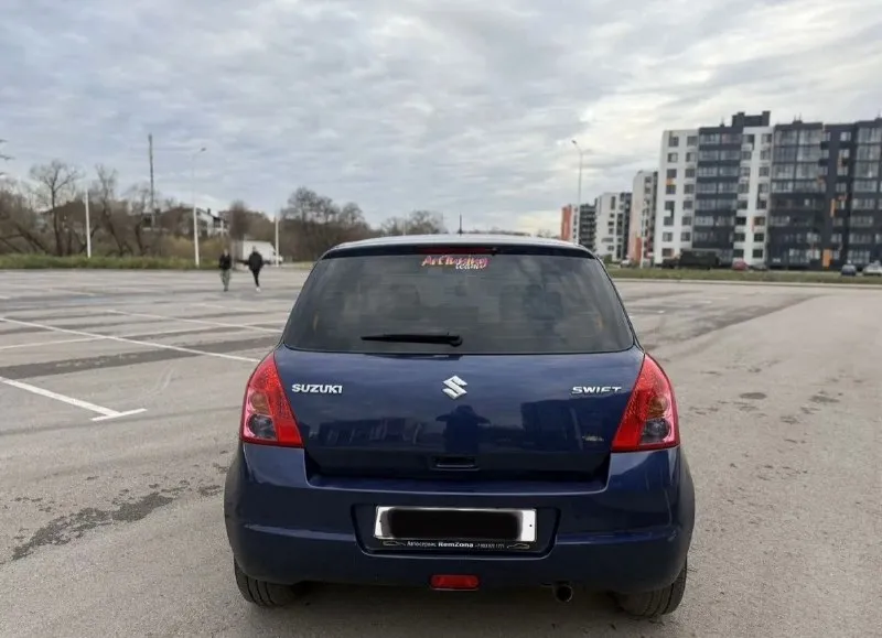 Suzuki swift 5d 1.5 at 2wd gla, 2009 цена: 695000 (торг) тел. для связи/tg: +79598011894 продам suzuki свифт, в хорошем состоянии, гаражное хранение. по документам все чисто. 3 владельца. пробег родной 110000 км. цепной двигатель 1.5. масло не есть вообще. коробка передач - полноценный автомат, а не робот, как на 1.3 ставился. кузов ровный, хороший, остекление заводское, кроме лобового, его меняли в 2022 году из-за трещины. дно и пороги целые, без ржавчины и дыр. двигатель работает хорошо, не дымит, масло не жрет, тяга отличная, масло и все фильтра только заменил. коробка все передачи включает без проблем, во всех режимах работает хорошо. подвеска не гремит, не стучит, хорошо держит дорогу. салон чистый, аккуратный, соответствует пробегу. комплектация: гидроусилитель руля, электрорегулировка зеркал с подогревом, электрокорректор фар, подогрев сидений, кондиционер. стоит хорошая дорогая мультимедиа tayes cc3l с камерой заднего вида. подключена правильно к мультирулю, все 📞 звоните: +7(959)8011894 - фотография - 5