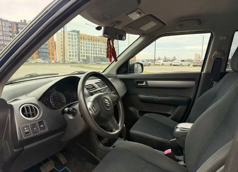Suzuki swift 5d 1.5 at 2wd gla, 2009 цена: 695000 (торг) тел. для связи/tg: +79598011894 продам suzuki свифт, в хорошем состоянии, гаражное хранение. по документам все чисто. 3 владельца. пробег родной 110000 км. цепной двигатель 1.5. масло не есть вообще. коробка передач - полноценный автомат, а не робот, как на 1.3 ставился. кузов ровный, хороший, остекление заводское, кроме лобового, его меняли в 2022 году из-за трещины. дно и пороги целые, без ржавчины и дыр. двигатель работает хорошо, не дымит, масло не жрет, тяга отличная, масло и все фильтра только заменил. коробка все передачи включает без проблем, во всех режимах работает хорошо. подвеска не гремит, не стучит, хорошо держит дорогу. салон чистый, аккуратный, соответствует пробегу. комплектация: гидроусилитель руля, электрорегулировка зеркал с подогревом, электрокорректор фар, подогрев сидений, кондиционер. стоит хорошая дорогая мультимедиа tayes cc3l с камерой заднего вида. подключена правильно к мультирулю, все 📞 звоните: +7(959)8011894 - фотография - 6