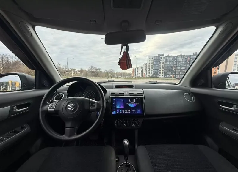 Suzuki swift 5d 1.5 at 2wd gla, 2009 цена: 695000 (торг) тел. для связи/tg: +79598011894 продам suzuki свифт, в хорошем состоянии, гаражное хранение. по документам все чисто. 3 владельца. пробег родной 110000 км. цепной двигатель 1.5. масло не есть вообще. коробка передач - полноценный автомат, а не робот, как на 1.3 ставился. кузов ровный, хороший, остекление заводское, кроме лобового, его меняли в 2022 году из-за трещины. дно и пороги целые, без ржавчины и дыр. двигатель работает хорошо, не дымит, масло не жрет, тяга отличная, масло и все фильтра только заменил. коробка все передачи включает без проблем, во всех режимах работает хорошо. подвеска не гремит, не стучит, хорошо держит дорогу. салон чистый, аккуратный, соответствует пробегу. комплектация: гидроусилитель руля, электрорегулировка зеркал с подогревом, электрокорректор фар, подогрев сидений, кондиционер. стоит хорошая дорогая мультимедиа tayes cc3l с камерой заднего вида. подключена правильно к мультирулю, все 📞 звоните: +7(959)8011894 - фотография - 7