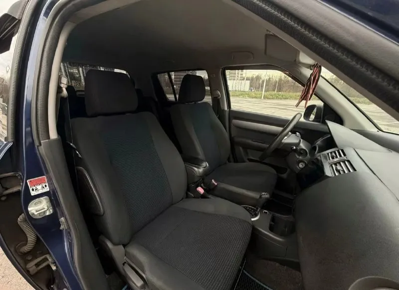 Suzuki swift 5d 1.5 at 2wd gla, 2009 цена: 695000 (торг) тел. для связи/tg: +79598011894 продам suzuki свифт, в хорошем состоянии, гаражное хранение. по документам все чисто. 3 владельца. пробег родной 110000 км. цепной двигатель 1.5. масло не есть вообще. коробка передач - полноценный автомат, а не робот, как на 1.3 ставился. кузов ровный, хороший, остекление заводское, кроме лобового, его меняли в 2022 году из-за трещины. дно и пороги целые, без ржавчины и дыр. двигатель работает хорошо, не дымит, масло не жрет, тяга отличная, масло и все фильтра только заменил. коробка все передачи включает без проблем, во всех режимах работает хорошо. подвеска не гремит, не стучит, хорошо держит дорогу. салон чистый, аккуратный, соответствует пробегу. комплектация: гидроусилитель руля, электрорегулировка зеркал с подогревом, электрокорректор фар, подогрев сидений, кондиционер. стоит хорошая дорогая мультимедиа tayes cc3l с камерой заднего вида. подключена правильно к мультирулю, все 📞 звоните: +7(959)8011894 - фотография - 8