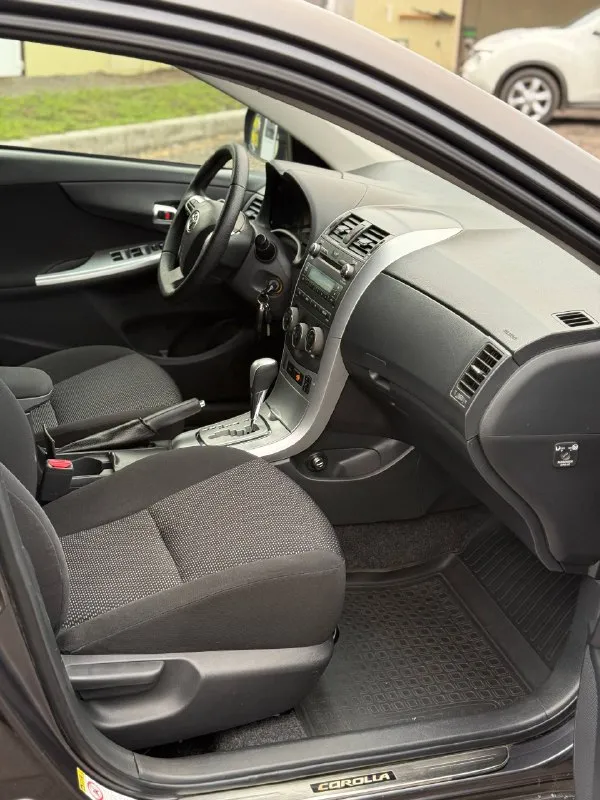 Цена: 1.080.000 торг. toyota corolla 2011г двигатель: 1.6 бензин ⛽️ кпп: полноценный автомат! пробег: 175.000 автомобиль обслужен, вложений не требует! двигатель работает идеально, коробка листает отлично! салон ухожен, не затерт! в салоне не курили! чистая история, 2 владельца. осмотр: донецк номер: +79494999290 ( тг на этом же номере) 📞 звоните: +7(949)4999290 - фотография - 7