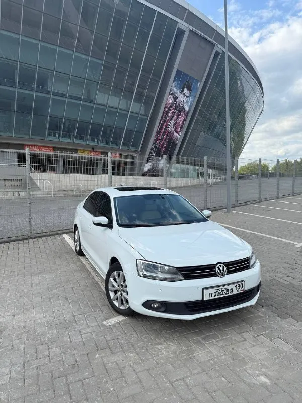 Продам volkswagen jetta vi год выпуска: 2014 коробка: автомат (aisin) двигатель: 1.8 пробег: 130 тыс. км автомобиль в идеальном состоянии. технически авто в отличном состоянии, ходовая сбита, мотор и коробка без нареканий. продажа от собственника. все то проводились своевременно, обслуживал машину только оригинальными запчастями. комплектация se: люк, кожаный салон, мультируль, 4 эл. стеклоподъемника, камера заднего вида, кондиционер, подогрев сидений, эл. регулировка зеркал и многое другое. цена:1.250.000 тысяч. рублей 💸 торг возле автомобиля. автомобиль находиться в г. донецке обращаться по номеру телефона +79493296374 📞 звоните: +7(949)3296374 - фотография - 2