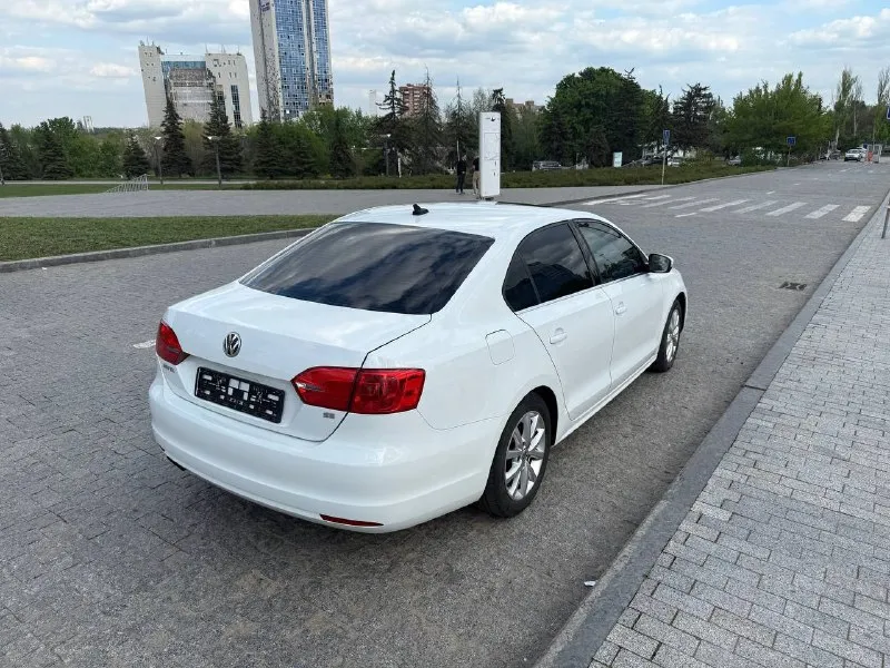 Продам volkswagen jetta vi год выпуска: 2014 коробка: автомат (aisin) двигатель: 1.8 пробег: 130 тыс. км автомобиль в идеальном состоянии. технически авто в отличном состоянии, ходовая сбита, мотор и коробка без нареканий. продажа от собственника. все то проводились своевременно, обслуживал машину только оригинальными запчастями. комплектация se: люк, кожаный салон, мультируль, 4 эл. стеклоподъемника, камера заднего вида, кондиционер, подогрев сидений, эл. регулировка зеркал и многое другое. цена:1.250.000 тысяч. рублей 💸 торг возле автомобиля. автомобиль находиться в г. донецке обращаться по номеру телефона +79493296374 📞 звоните: +7(949)3296374 - фотография - 4