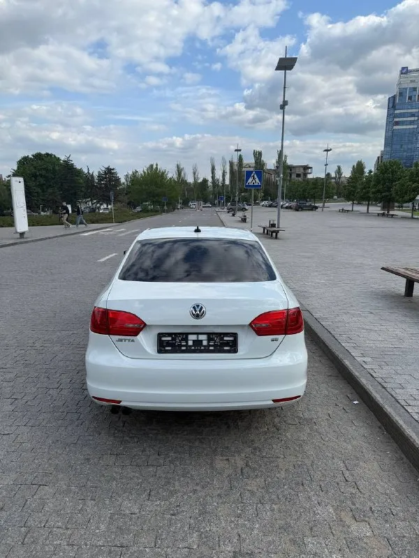 Продам volkswagen jetta vi год выпуска: 2014 коробка: автомат (aisin) двигатель: 1.8 пробег: 130 тыс. км автомобиль в идеальном состоянии. технически авто в отличном состоянии, ходовая сбита, мотор и коробка без нареканий. продажа от собственника. все то проводились своевременно, обслуживал машину только оригинальными запчастями. комплектация se: люк, кожаный салон, мультируль, 4 эл. стеклоподъемника, камера заднего вида, кондиционер, подогрев сидений, эл. регулировка зеркал и многое другое. цена:1.250.000 тысяч. рублей 💸 торг возле автомобиля. автомобиль находиться в г. донецке обращаться по номеру телефона +79493296374 📞 звоните: +7(949)3296374 - фотография - 5