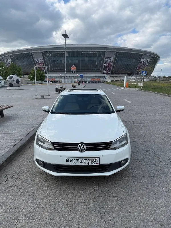 Продам volkswagen jetta vi год выпуска: 2014 коробка: автомат (aisin) двигатель: 1.8 пробег: 130 тыс. км автомобиль в идеальном состоянии. технически авто в отличном состоянии, ходовая сбита, мотор и коробка без нареканий. продажа от собственника. все то проводились своевременно, обслуживал машину только оригинальными запчастями. комплектация se: люк, кожаный салон, мультируль, 4 эл. стеклоподъемника, камера заднего вида, кондиционер, подогрев сидений, эл. регулировка зеркал и многое другое. цена:1.250.000 тысяч. рублей 💸 торг возле автомобиля. автомобиль находиться в г. донецке обращаться по номеру телефона +79493296374 📞 звоните: +7(949)3296374 - фотография - 6