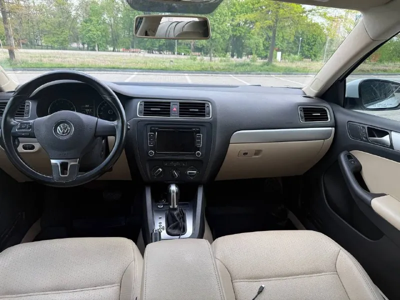 Продам volkswagen jetta vi год выпуска: 2014 коробка: автомат (aisin) двигатель: 1.8 пробег: 130 тыс. км автомобиль в идеальном состоянии. технически авто в отличном состоянии, ходовая сбита, мотор и коробка без нареканий. продажа от собственника. все то проводились своевременно, обслуживал машину только оригинальными запчастями. комплектация se: люк, кожаный салон, мультируль, 4 эл. стеклоподъемника, камера заднего вида, кондиционер, подогрев сидений, эл. регулировка зеркал и многое другое. цена:1.250.000 тысяч. рублей 💸 торг возле автомобиля. автомобиль находиться в г. донецке обращаться по номеру телефона +79493296374 📞 звоните: +7(949)3296374 - фотография - 7