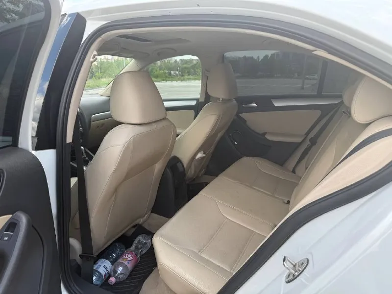 Продам volkswagen jetta vi год выпуска: 2014 коробка: автомат (aisin) двигатель: 1.8 пробег: 130 тыс. км автомобиль в идеальном состоянии. технически авто в отличном состоянии, ходовая сбита, мотор и коробка без нареканий. продажа от собственника. все то проводились своевременно, обслуживал машину только оригинальными запчастями. комплектация se: люк, кожаный салон, мультируль, 4 эл. стеклоподъемника, камера заднего вида, кондиционер, подогрев сидений, эл. регулировка зеркал и многое другое. цена:1.250.000 тысяч. рублей 💸 торг возле автомобиля. автомобиль находиться в г. донецке обращаться по номеру телефона +79493296374 📞 звоните: +7(949)3296374 - фотография - 8