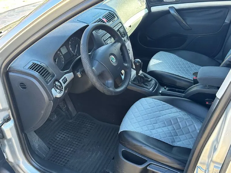 Продам skoda octavia a5 1.6 бензин год выпуска 2005 пробег 187000 тысяч в идеально состоянии без ржавчины, гнили, вмятин, по двигателю всё идеально по коробке всё идеально по комплектации кондиционер бортовой компьютер подогревы сидений и многое другое цена 535 000 +79493943583 - фотография - 5