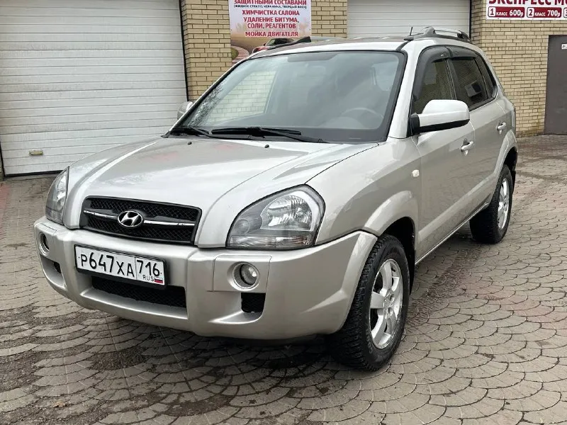 Продам hyundai tucson 2.0 бензин год выпуска 2008 коробка автомат пробег 268000 тысяч пробег родной автомобиль в идеальном состоянии, без вложений, двигатель в идеале, не дымит, не троит, масло не ест, коробка работает идеально, не пинает, не толкает, не греться, по кузову всё идеально, без рыжиков, без дтп, без вмятин, салон чистый ухоженный не прокуренный, два комплекта колес на дисках, цена 980 000 торг остальные вопросы по телефону +79493943583 - фотография - 1