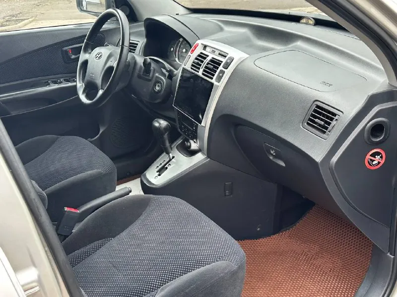 Продам hyundai tucson 2.0 бензин год выпуска 2008 коробка автомат пробег 268000 тысяч пробег родной автомобиль в идеальном состоянии, без вложений, двигатель в идеале, не дымит, не троит, масло не ест, коробка работает идеально, не пинает, не толкает, не греться, по кузову всё идеально, без рыжиков, без дтп, без вмятин, салон чистый ухоженный не прокуренный, два комплекта колес на дисках, цена 980 000 торг остальные вопросы по телефону +79493943583 - фотография - 10