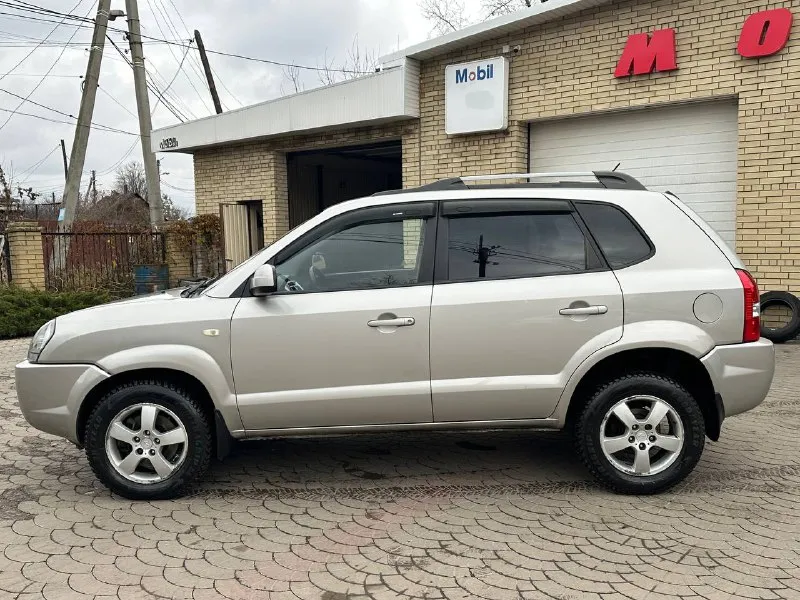 Продам hyundai tucson 2.0 бензин год выпуска 2008 коробка автомат пробег 268000 тысяч пробег родной автомобиль в идеальном состоянии, без вложений, двигатель в идеале, не дымит, не троит, масло не ест, коробка работает идеально, не пинает, не толкает, не греться, по кузову всё идеально, без рыжиков, без дтп, без вмятин, салон чистый ухоженный не прокуренный, два комплекта колес на дисках, цена 980 000 торг остальные вопросы по телефону +79493943583 - фотография - 2