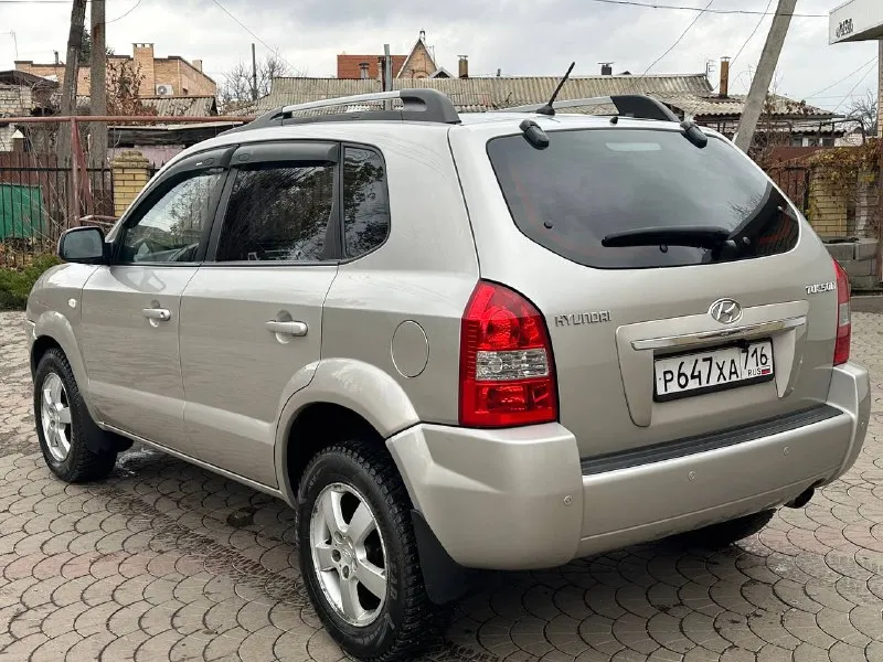 Продам hyundai tucson 2.0 бензин год выпуска 2008 коробка автомат пробег 268000 тысяч пробег родной автомобиль в идеальном состоянии, без вложений, двигатель в идеале, не дымит, не троит, масло не ест, коробка работает идеально, не пинает, не толкает, не греться, по кузову всё идеально, без рыжиков, без дтп, без вмятин, салон чистый ухоженный не прокуренный, два комплекта колес на дисках, цена 980 000 торг остальные вопросы по телефону +79493943583 - фотография - 3