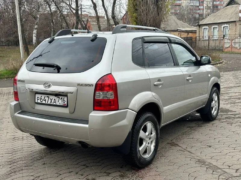 Продам hyundai tucson 2.0 бензин год выпуска 2008 коробка автомат пробег 268000 тысяч пробег родной автомобиль в идеальном состоянии, без вложений, двигатель в идеале, не дымит, не троит, масло не ест, коробка работает идеально, не пинает, не толкает, не греться, по кузову всё идеально, без рыжиков, без дтп, без вмятин, салон чистый ухоженный не прокуренный, два комплекта колес на дисках, цена 980 000 торг остальные вопросы по телефону +79493943583 - фотография - 5