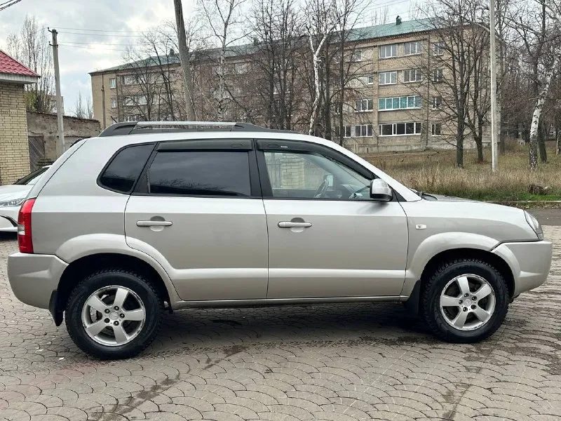 Продам hyundai tucson 2.0 бензин год выпуска 2008 коробка автомат пробег 268000 тысяч пробег родной автомобиль в идеальном состоянии, без вложений, двигатель в идеале, не дымит, не троит, масло не ест, коробка работает идеально, не пинает, не толкает, не греться, по кузову всё идеально, без рыжиков, без дтп, без вмятин, салон чистый ухоженный не прокуренный, два комплекта колес на дисках, цена 980 000 торг остальные вопросы по телефону +79493943583 - фотография - 6