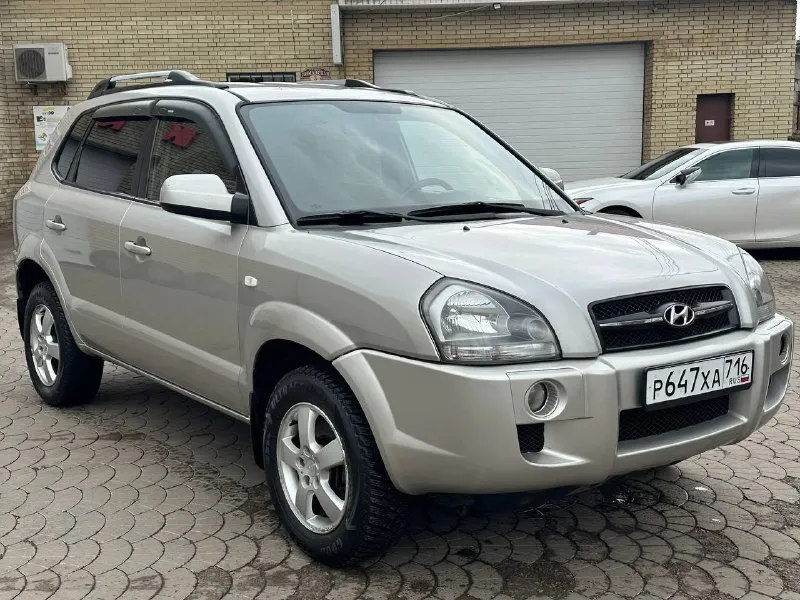 Продам hyundai tucson 2.0 бензин год выпуска 2008 коробка автомат пробег 268000 тысяч пробег родной автомобиль в идеальном состоянии, без вложений, двигатель в идеале, не дымит, не троит, масло не ест, коробка работает идеально, не пинает, не толкает, не греться, по кузову всё идеально, без рыжиков, без дтп, без вмятин, салон чистый ухоженный не прокуренный, два комплекта колес на дисках, цена 980 000 торг остальные вопросы по телефону +79493943583 - фотография - 7