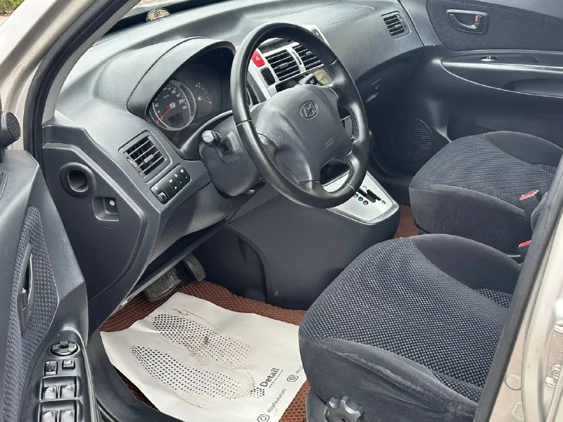 Продам hyundai tucson 2.0 бензин год выпуска 2008 коробка автомат пробег 268000 тысяч пробег родной автомобиль в идеальном состоянии, без вложений, двигатель в идеале, не дымит, не троит, масло не ест, коробка работает идеально, не пинает, не толкает, не греться, по кузову всё идеально, без рыжиков, без дтп, без вмятин, салон чистый ухоженный не прокуренный, два комплекта колес на дисках, цена 980 000 торг остальные вопросы по телефону +79493943583 - фотография - 9