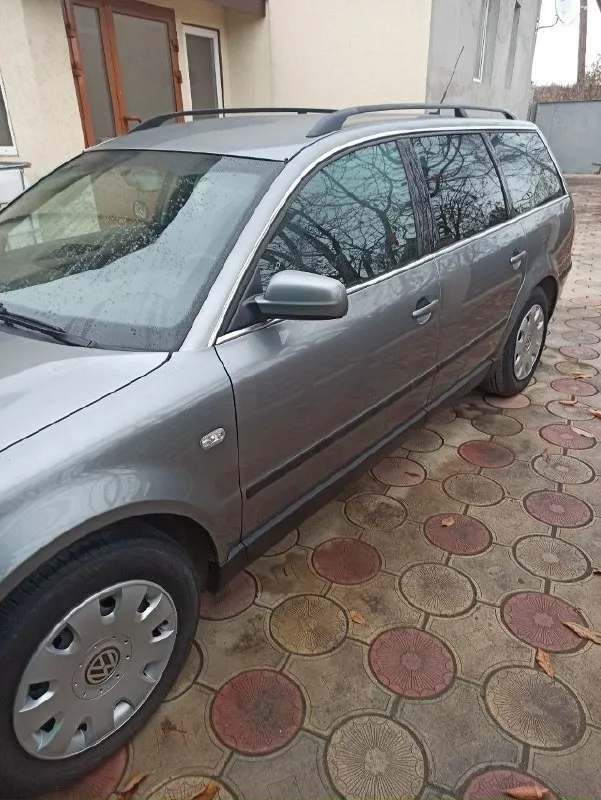 Продам volkswagen passat b5+ 2002 г. в. , 2 л. атмосфера, ручная коробка передач, пробег 264 тыс (не мотался). пригоняли с германии для себя, три года в одних руках. состояние отличное. автомобиль живой, приятно управлять. расход 8 л. в смешанном цикле. масло не жрет, не дымит, не троит, не торохтит, никаких ошибок нет. на трассе плывёт, а не едет, клиренс большой, салон просторный, багажник 500 л, можно холодильники возить, если сложить задний ряд сидений. машина обслужена полностью, ни разу не подводила. из комфорта: климат контроль, подогревы передних сидений, зеркал, стёкол, круиз контроль. работает каждая кнопка. все интересующие вопросы по телефону +79494817931 сергей. цена 620 тыс. рублей, торг у капота. осмотр в г. макеевка. 📞 звоните: +7(949)4817931 - фотография - 2