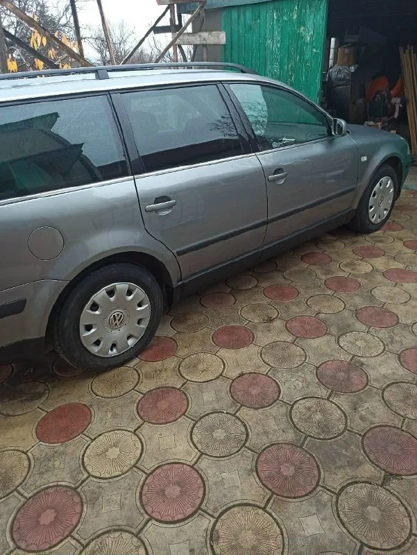 Продам volkswagen passat b5+ 2002 г. в. , 2 л. атмосфера, ручная коробка передач, пробег 264 тыс (не мотался). пригоняли с германии для себя, три года в одних руках. состояние отличное. автомобиль живой, приятно управлять. расход 8 л. в смешанном цикле. масло не жрет, не дымит, не троит, не торохтит, никаких ошибок нет. на трассе плывёт, а не едет, клиренс большой, салон просторный, багажник 500 л, можно холодильники возить, если сложить задний ряд сидений. машина обслужена полностью, ни разу не подводила. из комфорта: климат контроль, подогревы передних сидений, зеркал, стёкол, круиз контроль. работает каждая кнопка. все интересующие вопросы по телефону +79494817931 сергей. цена 620 тыс. рублей, торг у капота. осмотр в г. макеевка. 📞 звоните: +7(949)4817931 - фотография - 4