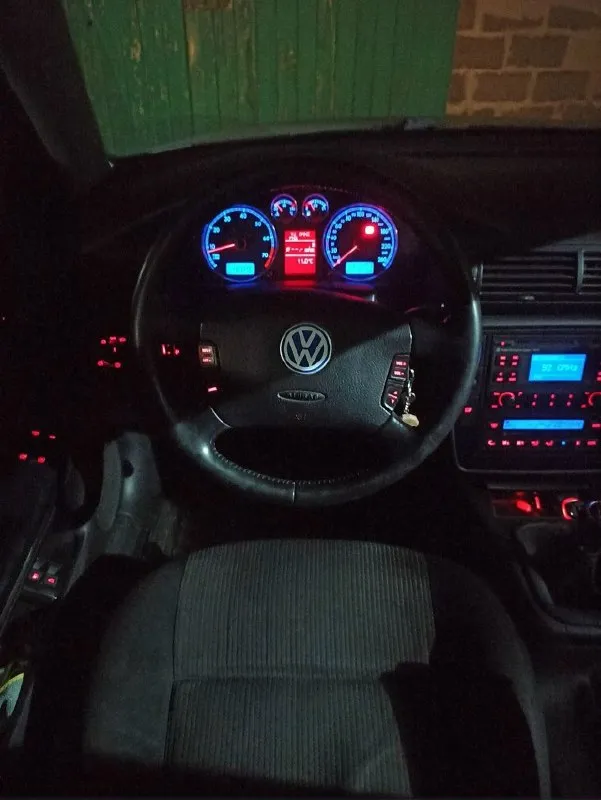 Продам volkswagen passat b5+ 2002 г. в. , 2 л. атмосфера, ручная коробка передач, пробег 264 тыс (не мотался). пригоняли с германии для себя, три года в одних руках. состояние отличное. автомобиль живой, приятно управлять. расход 8 л. в смешанном цикле. масло не жрет, не дымит, не троит, не торохтит, никаких ошибок нет. на трассе плывёт, а не едет, клиренс большой, салон просторный, багажник 500 л, можно холодильники возить, если сложить задний ряд сидений. машина обслужена полностью, ни разу не подводила. из комфорта: климат контроль, подогревы передних сидений, зеркал, стёкол, круиз контроль. работает каждая кнопка. все интересующие вопросы по телефону +79494817931 сергей. цена 620 тыс. рублей, торг у капота. осмотр в г. макеевка. 📞 звоните: +7(949)4817931 - фотография - 6