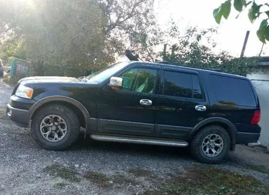 Продам ford expedition второго поколения, 2004 года. 5.4 газ / бензин. коробка -автомат. работает исправно как на газу, так и на бензине. полный привод работает. хорошая зимняя шипованная резина на родных дисках. с машиной отдам комплект - 5 дисков ( что на последнем фото ) без резины. пробег: 232000 км. салон в хорошем состоянии, 3 ряда сидений. продажа только с переоформлением. цена: 1 500 000 (торг уместен). находится в донецке, подробные вопросы по телефону +79493637308. 📞 звоните: +7(949)3637308 - фотография - 10
