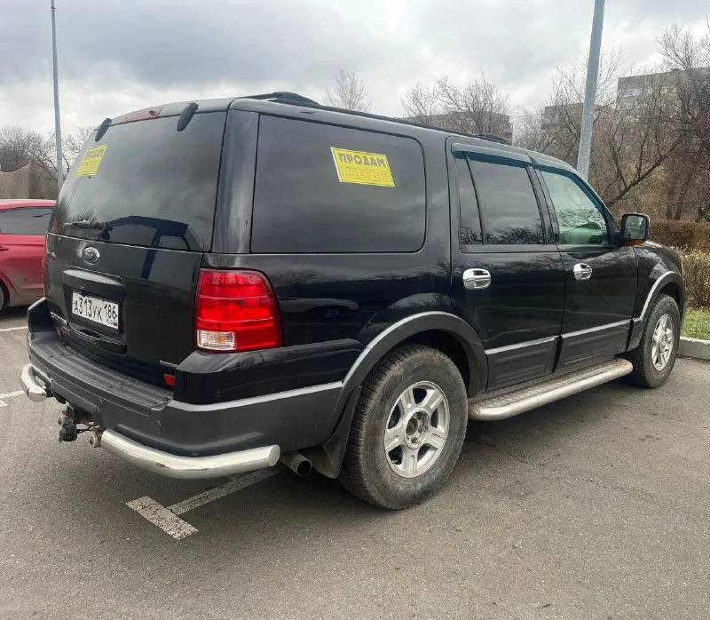 Продам ford expedition второго поколения, 2004 года. 5.4 газ / бензин. коробка -автомат. работает исправно как на газу, так и на бензине. полный привод работает. хорошая зимняя шипованная резина на родных дисках. с машиной отдам комплект - 5 дисков ( что на последнем фото ) без резины. пробег: 232000 км. салон в хорошем состоянии, 3 ряда сидений. продажа только с переоформлением. цена: 1 500 000 (торг уместен). находится в донецке, подробные вопросы по телефону +79493637308. 📞 звоните: +7(949)3637308 - фотография - 3