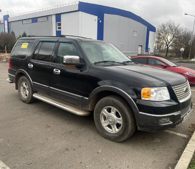 Продам ford expedition второго поколения, 2004 года. 5.4 газ / бензин. коробка -автомат. работает исправно как на газу, так и на бензине. полный привод работает. хорошая зимняя шипованная резина на родных дисках. с машиной отдам комплект - 5 дисков ( что на последнем фото ) без резины. пробег: 232000 км. салон в хорошем состоянии, 3 ряда сидений. продажа только с переоформлением. цена: 1 500 000 (торг уместен). находится в донецке, подробные вопросы по телефону +79493637308. 📞 звоните: +7(949)3637308 - фотография - 4
