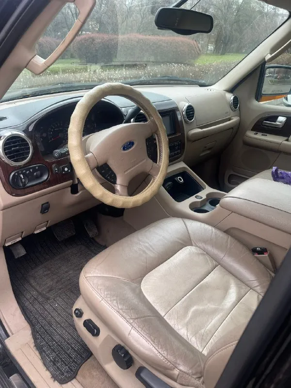 Продам ford expedition второго поколения, 2004 года. 5.4 газ / бензин. коробка -автомат. работает исправно как на газу, так и на бензине. полный привод работает. хорошая зимняя шипованная резина на родных дисках. с машиной отдам комплект - 5 дисков ( что на последнем фото ) без резины. пробег: 232000 км. салон в хорошем состоянии, 3 ряда сидений. продажа только с переоформлением. цена: 1 500 000 (торг уместен). находится в донецке, подробные вопросы по телефону +79493637308. 📞 звоните: +7(949)3637308 - фотография - 5