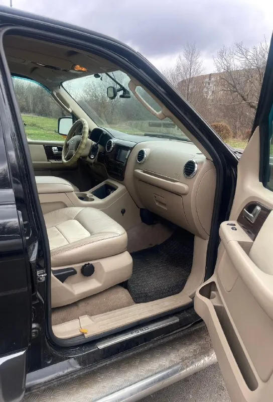 Продам ford expedition второго поколения, 2004 года. 5.4 газ / бензин. коробка -автомат. работает исправно как на газу, так и на бензине. полный привод работает. хорошая зимняя шипованная резина на родных дисках. с машиной отдам комплект - 5 дисков ( что на последнем фото ) без резины. пробег: 232000 км. салон в хорошем состоянии, 3 ряда сидений. продажа только с переоформлением. цена: 1 500 000 (торг уместен). находится в донецке, подробные вопросы по телефону +79493637308. 📞 звоните: +7(949)3637308 - фотография - 6