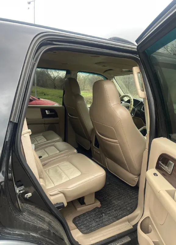 Продам ford expedition второго поколения, 2004 года. 5.4 газ / бензин. коробка -автомат. работает исправно как на газу, так и на бензине. полный привод работает. хорошая зимняя шипованная резина на родных дисках. с машиной отдам комплект - 5 дисков ( что на последнем фото ) без резины. пробег: 232000 км. салон в хорошем состоянии, 3 ряда сидений. продажа только с переоформлением. цена: 1 500 000 (торг уместен). находится в донецке, подробные вопросы по телефону +79493637308. 📞 звоните: +7(949)3637308 - фотография - 7
