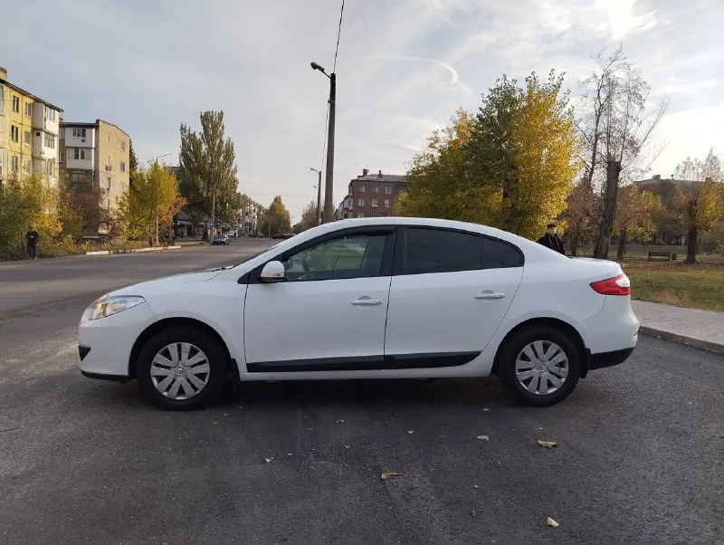 Г. макеевка!!! продам renault fluence 2010г. в, 1.6 16v, двигатель к4м, пробег 190 т. км, автомат/ климат, полностью в родном окрасе. авто обслужен - новый комплект грм с помпой, термостат с прокладкой, антифриз, фазорегулятор, новое масло в акпп, ( давления масла в акпп как в новом авто), все масла и жидкости только оригинал elf. машинка в идеальнейшем внешнем и техническом состоянии, кузов оцинкованный, даже намека на ржу нет, по технике как новая машина, вся обслужена до мелочей, под капотом никаких течей, запотеваний и прочей гадости нет, всё сухо, салон вообще в идеале как будто и никто в нем не ездил, ничего не потерто, не просижено и не поцарапано. по электрике всё работает, комплектация - подогрев сидений, подрулевое управление мультимедией, борт компьютер, 4 эсп, сигнализация с цз, датчики света и дождя, электро зеркала с обогревом, климат, также отличный парктроник с голосовым предупреждением о препятствии перед/зад. стекла все целые, номера вин и номер двигате 📞 звоните: +7(949)6939220 - фотография - 6