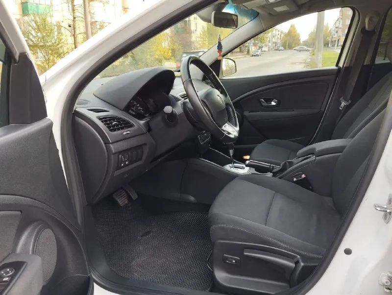 Г. макеевка!!! продам renault fluence 2010г. в, 1.6 16v, двигатель к4м, пробег 190 т. км, автомат/ климат, полностью в родном окрасе. авто обслужен - новый комплект грм с помпой, термостат с прокладкой, антифриз, фазорегулятор, новое масло в акпп, ( давления масла в акпп как в новом авто), все масла и жидкости только оригинал elf. машинка в идеальнейшем внешнем и техническом состоянии, кузов оцинкованный, даже намека на ржу нет, по технике как новая машина, вся обслужена до мелочей, под капотом никаких течей, запотеваний и прочей гадости нет, всё сухо, салон вообще в идеале как будто и никто в нем не ездил, ничего не потерто, не просижено и не поцарапано. по электрике всё работает, комплектация - подогрев сидений, подрулевое управление мультимедией, борт компьютер, 4 эсп, сигнализация с цз, датчики света и дождя, электро зеркала с обогревом, климат, также отличный парктроник с голосовым предупреждением о препятствии перед/зад. стекла все целые, номера вин и номер двигате 📞 звоните: +7(949)6939220 - фотография - 7