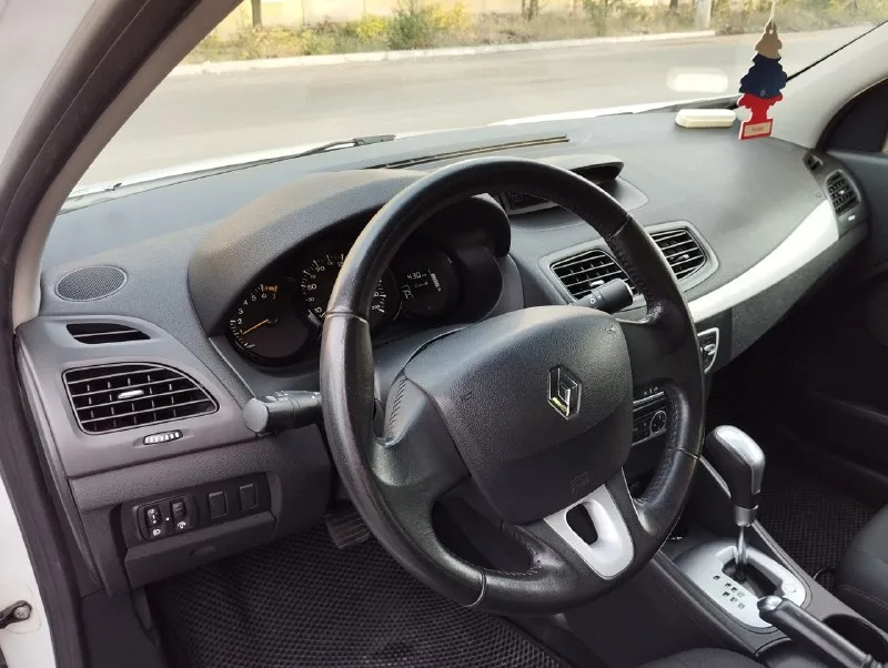 Г. макеевка!!! продам renault fluence 2010г. в, 1.6 16v, двигатель к4м, пробег 190 т. км, автомат/ климат, полностью в родном окрасе. авто обслужен - новый комплект грм с помпой, термостат с прокладкой, антифриз, фазорегулятор, новое масло в акпп, ( давления масла в акпп как в новом авто), все масла и жидкости только оригинал elf. машинка в идеальнейшем внешнем и техническом состоянии, кузов оцинкованный, даже намека на ржу нет, по технике как новая машина, вся обслужена до мелочей, под капотом никаких течей, запотеваний и прочей гадости нет, всё сухо, салон вообще в идеале как будто и никто в нем не ездил, ничего не потерто, не просижено и не поцарапано. по электрике всё работает, комплектация - подогрев сидений, подрулевое управление мультимедией, борт компьютер, 4 эсп, сигнализация с цз, датчики света и дождя, электро зеркала с обогревом, климат, также отличный парктроник с голосовым предупреждением о препятствии перед/зад. стекла все целые, номера вин и номер двигате 📞 звоните: +7(949)6939220 - фотография - 8