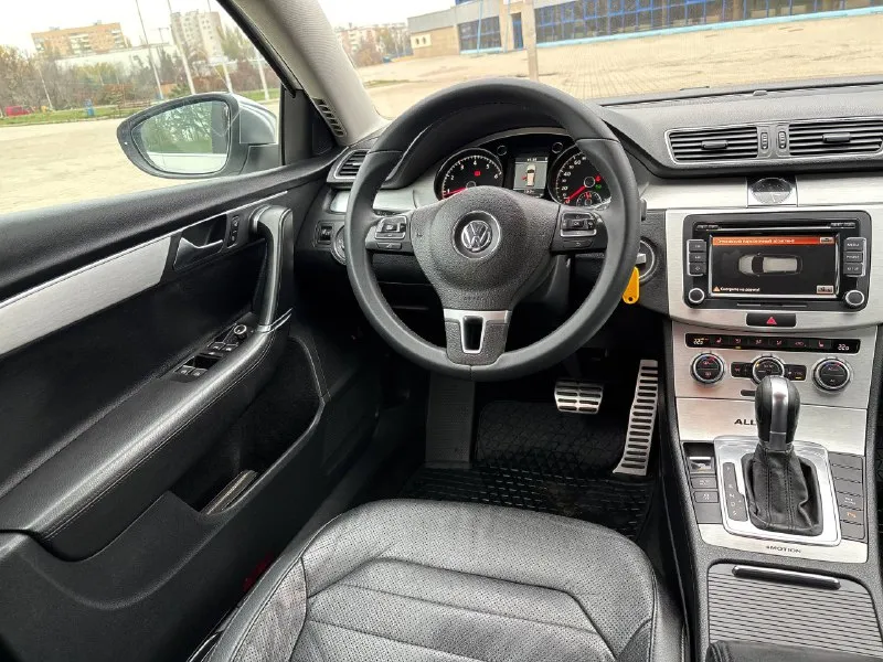 Volkswagen passat, 2012 alltrack 4motion двигатель: 2000cc / 211hp / 155kw tfsi тип коробки передач: nme(6a) пробег 260 000км автомобиль в отличном состоянии! мотор работает тихо без посторонних шумов, масложора нет! коробка работает отлично, не пинает не буксует!(обслуживалась) по ходовой все в порядке! полный привод обслужен автомобиль в максимальной комплектации!вентиляция передних сидений, массаж передних сидений! климат контроль греет холодит! адаптивный свет абсолютно всё работает! очень надёжный комфортный красивый универсал на полном приводе! цена 1 210 000₽ торг остальные вопросы по телефону: +79496361868 телега +380681107552 воцап телега - фотография - 10