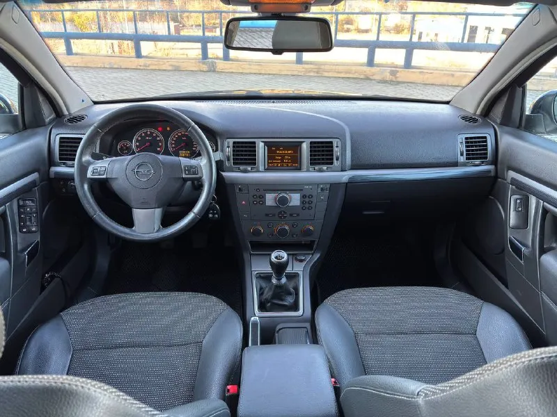 Opel vectra 2.0turbo 6-speed 2007 год выпуска автомобиль в хорошем состоянии в очень хорошей комплектации оригинальный пробег 199 000км весь автомобиль в заводском окрасе, все стёкла заводские! двигатель не дымит, масложора нет, динамика очень впечатляет! салон красивый ухоженный цена: 650 000₽торг остальные вопросы по телефону: +79496361868 телеграмм +380681107552 воцап телеграмм - фотография - 9