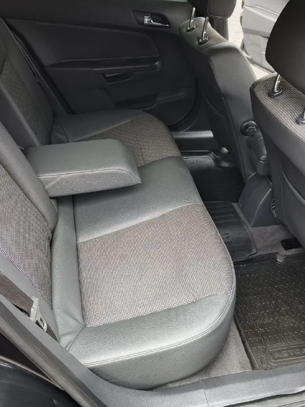 Предлагается к продаже автомобиль opel astra h (опель астра) в кузове седан. цвет — чёрный металлик, заводская краска смело приезжайте проверяйте приборами. год выпуска — 2011. под капотом бензиновый двигатель объёмом 1,8 литра 140 лошадиных сил, коробка передач — механическая 5 ступенчатая, пробег — 194 000 километров, подтверждённый, оригинальный. отчёт«автотеки» — «зелёный». ‎авто не требует абсолютно не каких вложений!есть вся история обслуживания авто, при встрече все покажу и расскажу. переоформление без проблем юридически чист. комплектация достаточно богатая: комбинированный салон с кожаными элементами, датчик света, датчик дождя, климат-контроль, круиз-контроль. есть подогрев зеркал и заднего стекла, зеркала с электрорегулировкой, ‎подогрев передних сидений, работает абсолютно всё. ‎оригинальные диски r16 зима и лето в отличном состоянии! ‎авто в отлично сохранившемся состояние близкое к идеалу для своих лет! ‎цена 725.000 ‎осмотр донецк ‎более подробно по авто ‎+79490454766 ‎+79498069344 - фотография - 8