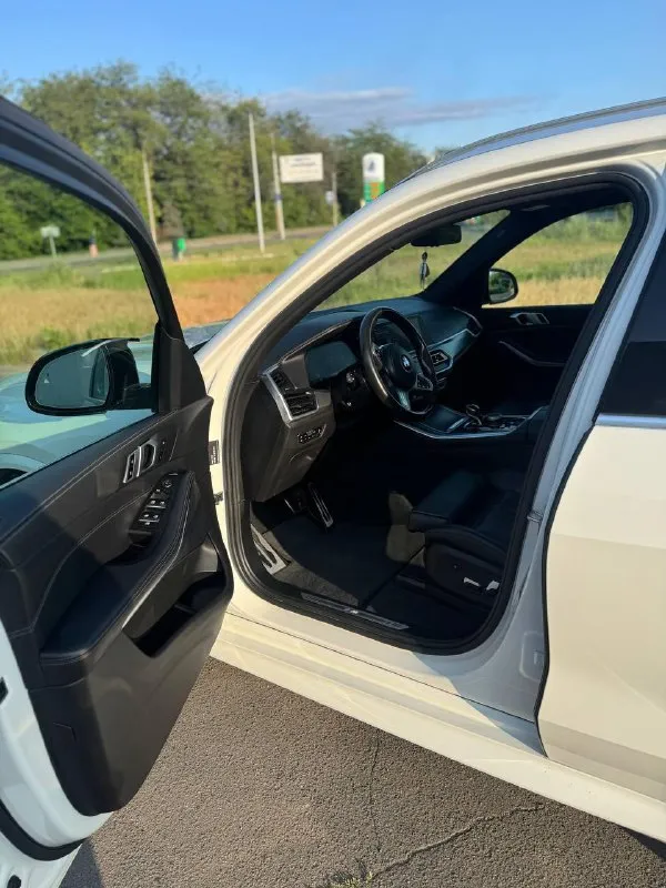 Bmw g05 3.0 л / 340 л. с. / бензин пробег 122.000 год 2019 я собственник, покупал для себя. чистый немец. без каких-либо дтп. оригинальный пробег, полностью обслужена, никаких вложений абсолютно не требуется. - 2 комплекта колёс на родных дисках 20р - м пакет, спорт пакет, м сидения, м руль - фары bmw laser light - 360 обзор - панорама - проекция - мертвые зоны в зеркалах - все ассистенты (удержание полосы, обнаружение пешеходов, авто торможение, авто парковка, авто движение задним ходом) - carplay - адаптивный автосвет - два ключа в июне выполнена полировка кузова и нанесено несколько слоёв керамики 6.150.000 торг +79498463158, +79198864696 (макеевка-донецк) 📲 tg: blanco 📞 звоните: +7(949)8463158 - фотография - 5